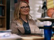 Après ses débuts tonitruants d’actrice dans les années 1980, Julie Delpy est passée officiellement à l’écriture et à la réalisation pendant la décennie 2000. Scénariste de tous ses films, elle est devenue une artiste à part dans le paysage du cinéma français. À l’occasion de la diffusion de sa première série disponible sur CANAL+, un petit retour sur la carrière d’autrice et son style si particulier s’impose.
