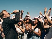 Récompensé par un Oscar, un César et un BAFTA, le long-métrage de Thomas Vinterberg est indissociable de l’année de pandémie pendant laquelle il est sorti. Véritable ode à la vie, à l’abandon et au lâcher-prise, DRUNK (2020) est en effet exactement le film dont le public avait besoin pendant cette période sombre.
