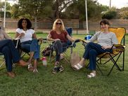 Au cœur de la première série de Julie Delpy, on trouve quatre beaux portraits de femmes, du genre que l’on voit encore trop rarement au cinéma comme à la télévision. Car les quatre héroïnes de On The Verge ont entre quarante et cinquante ans, et elles traversent chacune une « midlife crisis » unique. À l’occasion de l’arrivée de cette nouvelle Création Originale CANAL+, une petite présentation s’impose donc.