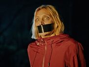 La fête des morts approche à grands pas, et avec elle son cortège de déguisements sanguinolents et d’enfants qui viennent vous réclamer des bonbons. Si vous préférez rester bien au chaud chez vous mais que vous n’êtes pas contre un ou deux frissons quand même, on a prévu tout ce qu’il vous faut avec une ribambelle de films plus ou moins horrifiques.