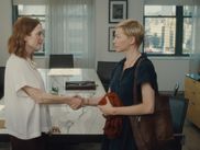 Ce remake hollywoodien du film éponyme de Susanne Bier (2006) est l’occasion d’une rencontre au sommet entre deux des actrices les plus douées de leur génération. Méfiez-vous néanmoins des apparences, car les personnages joués par Julianne Moore et Michelle Williams dans APRÈS LE MARIAGE (Bart Freundlich, 2019) ne sont pas à la noce.