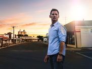 Très discret sur le grand écran depuis quelques années, l’acteur australien porte avec talent cette adaptation du roman à succès de l’écrivaine Jane Harper. Réalisé par Robert Connolly, CANICULE (2021) est un mystery-drama étouffant, un genre pour lequel le cinéma australien a toujours été réputé.
