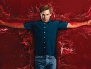 Dans quelques jours, 2021 va se terminer avec la diffusion de l’une des séries les plus attendues de l’année. Eh oui, le temps de dix épisodes, le tueur Dexter Morgan revient nous hanter pour faire oublier la façon quelque peu surprenante dont il a quitté nos écrans en 2013. À ce propos, en attendant le début de Dexter : New Blood, on a décidé de livrer notre classement définitif des huit premières saisons de la série. Attention, ça va saigner.