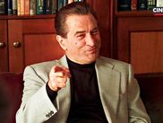 Quand le long-métrage réalisé par Harold Ramis sort en 1999, le monstre sacré du cinéma américain a 56 ans, et cela fait près de trois décennies qu’il est top de sa forme, enchaînant les grands rôles dramatiques. Mais avec MAFIA BLUES, il décide pourtant de prendre ses fans à contre-pied et révèle au grand public qu’il a également un don pour la comédie, en se moquant de ses rôles les plus célèbres.