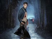 Dexter Morgan est de retour, et il n’est pas là pour couper du bois. Huit ans après sa fin très controversée, la série de Showtime offre à ses fans une suite inespérée aux aventures sanglantes du tueur en série le plus célèbre de l’histoire de la télévision. Et on peut déjà le dire : il va y avoir du sang.