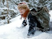 Il faut l’avouer, l’actualité sanitaire de cette fin d’année 2021 n’est pas des plus réjouissantes. Heureusement, les aficionados de films de Noël – ils sont très nombreux et ils ont bien raison – vont pouvoir s’offrir le plaisir rare d’un découvrir un inédit qui ne manque pas d’ambition, avec UN GARÇON NOMMÉ NOËL (Gil Kenan, 2021), une adaptation disponible exclusivement sur CANAL+.