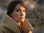 Trop rare sur nos écrans, l’actrice-star se rappelle à notre bon souvenir en incarnant impeccablement le premier rôle de ce thriller écoféministe inédit en France. Troisième long-métrage réalisé par Taylor Sheridan, CEUX QUI VEULENT MA MORT (2021) donne en effet l’occasion à Angelina Jolie de briller dans un registre qu’elle connaît bien, celui de l’héroïne badass.