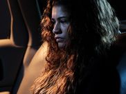 Après un an et demi d’attente, la saison 2 d’Euphoria a enfin commencé sur OCS, disponible avec CANAL+. L’occasion de retrouver la jeunesse désillusionnée de Sam Levinson dans un nouvel épisode aussi intense visuellement qu’émotionnellement.