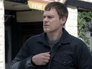 Quelques jours après la diffusion très attendue du dernier épisode de la série de Showtime, la tension ne redescend pas chez les fans de Dexter Morgan, pour qui ce deuxième final semble bien parti pour réaliser la gageure d’être aussi controversé que le premier. Pourtant, Dexter : New Blood a réussi à restaurer un peu de l’éclat d’une série dont l’étoile avait sérieusement pâli.