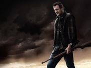 Décidément, l’acteur britannique ne ressent pas le poids des années. Plus de quarante ans après ses débuts, il continue d’enchaîner les rôles, notamment dans ce qui est devenu l’une de ses spécialités : le long-métrage d’action. Mais attention, LE VÉTÉRAN (Robert Lorenz, 2021) ne ressemble pas à la plupart des films pétaradants qui ont fait sa réputation dans les années 2010.