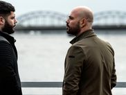 Dans les séries comme dans les films centrés sur la mafia, il y aura un avant et un après Gomorra. En l’espace de cinq saisons, la création de Roberto Saviano a irrémédiablement imposé une nouvelle façon de dépeindre le quotidien violent des membres de la mafia et les conséquences de leurs actions. Alors que Gomorra vient de faire ses adieux avec un final aussi spectaculaire que crépusculaire, retour sur l’empreinte laissée par une série à nulle autre pareille.