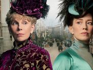 En projet depuis le milieu des années 2010, le nouveau « period drama » de Julian Fellowes est l’une des séries les plus attendues de ce début 2022. Annoncée particulièrement fastueuse en matière de décors comme de costumes, et dotée d’un casting de prestige, The Gilded Age (OCS) possède en effet a priori quelques arguments pour attirer les fans de Downton Abbey.