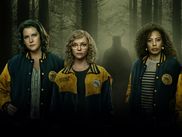Diffusée à l’automne de l’autre côté de l’Atlantique, cette nouvelle création Showtime a fait sensation auprès du public en talonnant les audiences historiques de Dexter : New Blood. Avant son arrivée sur CANAL+ le 3 mars, il est donc temps de faire les présentations avec Yellowjackets, la série qui va hanter vos nuits.