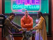 C’est l’événement dont tout le monde parle : une nouvelle série française raconte les coulisses de l’univers du stand-up à Paris. En suivant le parcours de quatre jeunes comiques, la showrunneuse de DIX POUR CENT espère à nouveau casser la baraque.