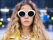 Quand Julie, post-ado jusque-là gâtée par la vie, devient orpheline, elle entame un long voyage autour du monde. Cette série spectaculaire affronte tous les sujets tabous et montre comment une jeune fille donne un nouveau sens à son existence