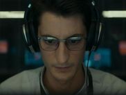 En faisant de Pierre Niney, un analyste persuadé qu’un crash aérien camoufle une manipulation, le film de Yann Gozlan lui offre son meilleur rôle. Après avoir été couturier, pompier et agent secret, il plonge désormais dans un polar sonore.