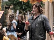 La saison 11 de The Walking Dead continue et offre une plongée des plus intéressantes au sein du Commonwealth, la communauté la plus avancée et organisée de l’histoire de la série. Mais comme pour toute chose, elle a une part d’ombre qui pourrait bien déboucher sur un conflit. Retour sur les événements de l’épisode 10.