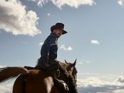 Alors que la très attendue 94e cérémonie des Oscars, que vous pourrez suivre en direct et en exclusivité sur CANAL+, s’approche à grands pas, on vous propose de vous pencher sur le palmarès des deux grandes cérémonies qui précèdent tout juste la soirée reine d’Hollywood. A savoir, la 27e cérémonie des Critics’ Choice Movie Awards, des prix attribués par la Broadcast Film Critics Association, ainsi que celle des 74th Directors Guild Of America Awards. Quoi de mieux pour affiner encore un peu plus vos pronostics sur celles et ceux qui seront les grands gagnants de la prestigieuse course aux Oscars ?