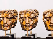 Ce Dimanche 13 Mars s'est déroulée, en direct depuis le Royal Albert Hall de Londres, la 75e cérémonie des BAFTA. Une cérémonie qui on vous le rappelle, est entièrement dédiée au cinéma britannique et présentée cette année par l'actrice, scénariste et humoriste Rebel WIlson. Un choix de présentatrice qui a, pour notre plus grand plaisir, clairement dynamité cette soirée et cette cérémonie dont sont ressortis couronnés, entre autres, les longs métrages DUNE (5 Baftas), THE POWER OF THE DOG (2), CODA (2), WEST SIDE STORY (2) et MOURIR PEUT ATTENDRE (2). Du côté des acteurs ce sont Joanna Scanlan dans AFTER LOVE et Will Smith dans LA METHODE WILLIAMS qui se sont vus remettre la statuette tant convoitée du Meilleur acteur et de la Meilleure actrice. On vous détaille ci-dessous l'intégralité de ce palmarès :