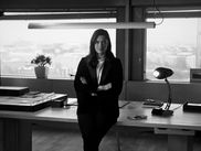 Avec cette série finlandaise qui a doublement triomphé lors du festival CANNESERIES 2021, on découvre un humour féroce allié à une esthétique classieuse en noir et blanc. Imparable.