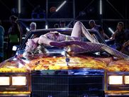 En juillet dernier, Julia Ducournau est devenue la deuxième femme seulement à recevoir la récompense suprême au Festival de Cannes. Un prix on ne peut plus mérité pour la réalisatrice française, qui secoue le cinéma hexagonal depuis ses débuts. Mais TITANE n’est pas un film qui bouscule. Il emporte tout sur son passage, et quoi que vous en pensiez, vous ne risquez pas de l’oublier.