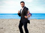 C’est désormais officiel, la suite très attendue de la série de Jonathan Cohen a commencé sur CANAL+. Et pour cette saison, Marc a pris la direction de la dangereuse île de Chupacabra au Mexique, pour participer bien malgré lui à un célèbre jeu d’aventure… Mais le bachelor le plus célèbre de France a-t-il les ressources nécessaires pour empêcher son flambeau électrique de s’éteindre et remporter la somme mirobolante de 450 euros ? Rien n’est moins sûr.