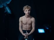 Disponible sur CANAL+ depuis le 6 juin, cette nouvelle Création Décalée est la première incursion de la réalisatrice et autrice féministe dans la fiction sérielle. Voici pourquoi il faut voir Des gens bien ordinaires, une série tout sauf ordinaire.