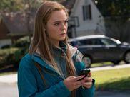Fraîchement auréolée de sa première nomination aux Emmy Awards pour son rôle dans The Great (STARZPLAY), la cadette de la fratrie Fanning revient déjà sur le petit écran, en incarnant brillamment un personnage des plus troublants. Basée sur un fait divers assez inimaginable, The Girl from Plainville vient confirmer que nous sommes en plein âge d’or des séries true crime.