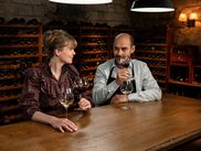 Auteur et metteur en scène de la pièce à succès du même nom, d'ailleurs couronnée d’un Molière, Ivan Calbérac passe derrière la caméra pour l’adapter au cinéma. Toujours emmenée par Isabelle Carré et Bernard Campan, cette comédie romantique pleine d'humour et de délicatesse s'étoffe avec de nouveaux décors et de nouveaux personnages pour son passage sur grand écran. Mais s'il y a une chose qui ne change pas, c'est l'alchimie incroyable qui se dégage de ce tandem de comédiens irrésistibles, habitant littéralement cette DEGUSTATON qui célèbre l'amour et le partage.