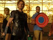 Pour son cinquième long-métrage en tant que réalisateur, Philippe Lacheau a concrétisé un de ses rêves d’enfance en enfilant le costume d’un super-héros devant la caméra. Avec SUPER-HÉROS MALGRÉ LUI (2022), la Bande à Fifi s’amuse à parodier l’un des genres les plus codifiés du cinéma américain, et ça fait des étincelles, au sens propre comme au figuré.