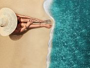 Avec son dernier long-métrage, le maître du thriller confirme son retour en forme en nous enfermant avec ses personnages sur une plage cauchemardesque qui fait définitivement passer l’envie des vacances à la mer.