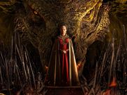 C’est peut-être bien la série la plus attendue de l’année, et on comprend aisément pourquoi. Un peu plus de trois ans après la gigantesque controverse entourant la saison finale de Game of Thrones, les hordes de fans de la série la plus populaire de la décennie 2010 vont pouvoir revenir sur la terre du Trône de fer. Avec, cela va sans dire, des exigences très élevées.