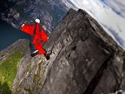 Ce documentaire diffusé sur CANAL+ Docs rend hommage à la vie de Johnny Strange, un jeune homme qui a cumulé les exploits physiques les plus difficiles avant de perdre la vie dans un accident de base-jump