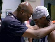 Ce documentaire raconte comment deux gamins surdoués de Chicago se lancent dans une carrière de boxeurs. Et les coups qu’ils prennent pour réussir à prendre leur vie en main.