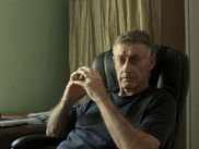 Diffusée initialement sur CANAL+ en 2004, cette mini-série pionnière du true crime a été prolongée plusieurs fois pour suivre les rebondissements de l’affaire Michael Peterson. À l’occasion de l’arrivée sur nos antennes de son adaptation en fiction sérielle (The Staircase), tous les épisodes du « Soupçons » de Jean-Xavier de Lestrade sont de nouveau disponibles sur myCANAL.