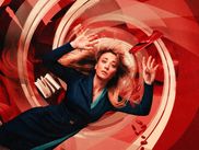 Nommée une deuxième année de suite aux Emmy Awards pour son rôle dans cette série dont elle est aussi productrice, l’actrice révélée par The Big Bang Theory (Netflix) confirme avec la deuxième saison de The Flight Attendant qu’elle mérite bien mieux que le rôle de Penny.