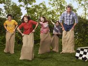 Passée un peu inaperçue lors de sa diffusion entre 2009 et 2018, la série sur une famille de classe moyenne et dysfonctionnelle de l’Indiana est désormais disponible en intégralité sur CANAL+. L’occasion de découvrir enfin la douce folie qui habite The Middle, une des sitcoms les plus intelligentes des dernières années.