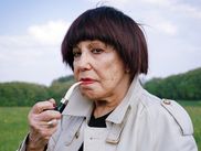 Toujours aussi désopilante, la série mockumentary des anciens du Saturday Night Live revient enfin pour une quatrième saison au moins aussi réussie que les précédentes. Car au-delà des rires qu’ils provoquent, ces nouveaux épisodes parodiques de Documentary Now! respirent plus que jamais l’amour de la télévision et du cinéma.