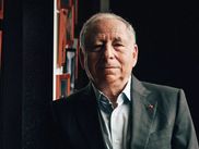 Réputé discret voire secret, l’ancien patron de la Scuderia Ferrari a accepté exceptionnellement d’être suivi pendant près d’un an par la journaliste Amandine Morhaïm, avec qui il revient dans ce documentaire narré par Jean Reno sur sa brillante carrière dans le monde du sport automobile.