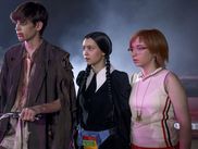 Mélange de thriller, de fantastique et de science-fiction, la série Paraiso offre une immersion dans un univers rétro et profondément singulier. Direction les années 90 sur la côte espagnole, où un groupe d’adolescents se retrouve entre le monde des morts et celui des vivants. De quoi séduire les spectateurs nostalgiques, qui vont pouvoir retrouver leur jeunesse sur CANAL+.