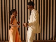 1962. Le Mali goûte son indépendance fraîchement acquise et la jeunesse de Bamako danse des nuits entières sur le twist venu de France et d'Amérique.
Samba, le fils d'un riche commerçant, vit corps et âme l'idéal révolutionnaire : il parcourt le pays pour expliquer aux paysans les vertus du socialisme.
C'est là, en pays bambara, que surgit Lara, une jeune fille mariée de force, dont la beauté et la détermination bouleversent Samba.
Samba et Lara savent leur amour menacé. Mais ils espèrent que, pour eux comme pour le Mali, le ciel s'éclaircira...