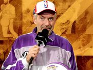 Après bientôt quatre décennies passées à commenter le basket en France, la voix mythique qui incarne la balle orange chez nous passera bientôt la main. La chaîne où il a réalisé presque toute sa carrière (CANAL+) ne pouvait donc pas décemment laisser passer l'occasion de rendre hommage à la carrière unique de George Eddy. C'est chose faite avec "Mister George", un documentaire passionnant mais qui risque fort de vous rendre nostalgique…