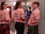Film légendaire du studio Paramount Pictures, le Grease de 1978 avec John Travolta et Olivia Newton-John inspire pour la première fois une série, et celle-ci revient sur la genèse de la bande des Pink Ladies. En déplaçant le curseur vers de nouveaux personnages qu'on n'avait pas l'habitude de voir à l'époque, Rise of the Pink Ladies évite la redite et réactualise le propos du Grease original.
