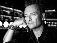Pendant 90 minutes, le fils de Johnny Hallyday et Sylvie Vartan se livre devant la caméra d'Eric Perissé, qui a aussi pu compter sur les témoignages de ses proches dont celui de sa demi-sœur Laura Smet, pour dessiner le portrait pudique d'un homme qui place sa famille au-dessus de tout.
