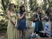 Très attendue, la deuxième saison de l'une des meilleures séries apparues l'an dernier arrive dès le 25 mai sur CANAL+. En attendant le retour de Yellowjackets, on a pensé que se rafraîchir la mémoire sur l'intrigue touffue des épisodes précédents ne pouvait pas faire de mal. Attention, cet article regorge de spoilers !