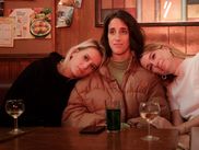 En 2021, la première saison de Jeune et Golri avait été une des révélations parmi les séries françaises apparues cette année-là. Deux ans après, la joyeuse bande d'Agnès Hurstel fait son retour avec huit nouveaux épisodes au moins aussi convaincants que les précédents.