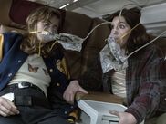 Lors de la diffusion de sa première saison sur Showtime, cette série est devenue un véritable phénomène aux États-Unis. Lancée peu de temps après sur CANAL+, il suffit de visionner quelques épisodes de Yellowjackets pour comprendre les raisons de son succès. La saison 2 arrive dès le 25 mai sur CANAL+ et il n'est pas trop tard pour voir ou revoir cette série aussi addictive qu’énigmatique et effrayante.