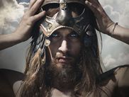 Objets de tous les fantasmes et d'une série à succès, les Vikings sont aujourd'hui au centre d'un documentaire-fiction historique en quatre épisodes, qui revient sur le parcours – entre mythe et réalité – des premières grandes figures historiques de ce qui deviendra le Royaume du Danemark.