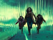 Renouvelée pour une deuxième saison, cette relecture du scénario catastrophe imaginé par H. G. Wells en 1898 se distingue des habituels blockbusters du genre en donnant la priorité aux drames intimes de ses personnages. Un parti-pris anti-spectaculaire qui permet à Invasion de confirmer qu’Apple TV+ est le nouveau roi des grandes séries de science-fiction.