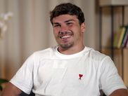 Star incontournable de la Coupe du monde de rugby qui s’ouvre en France, le demi de mêlée du Stade toulousain et des Bleus évolue à un niveau de jeu impressionnant depuis plusieurs saisons, au point d’avoir été élu meilleur joueur du monde en 2021. Un statut exceptionnel qui méritait bien un documentaire exclusif, tourné sur plusieurs années et au contact des proches d'Antoine Dupont.